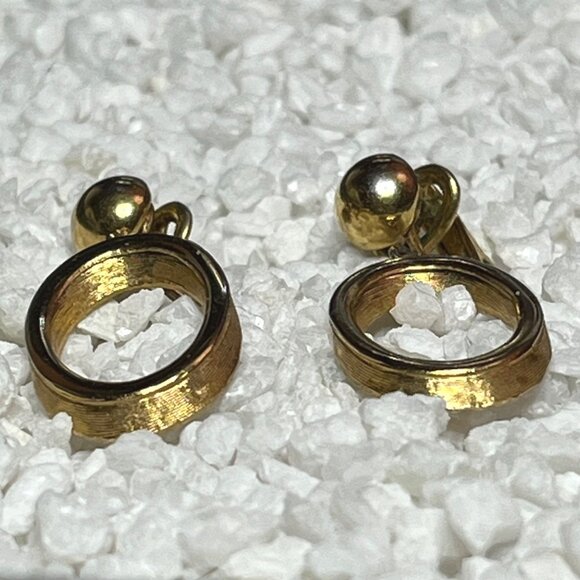 Vintage Crown Trifari Gold-Tone Oval Clip-On Dangle Earrings - Picture 3 of 7